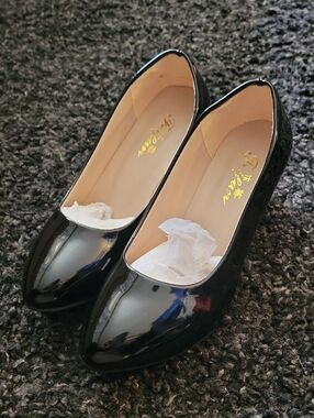 Women's Black Patent Round-Toe Low Heel Pumps